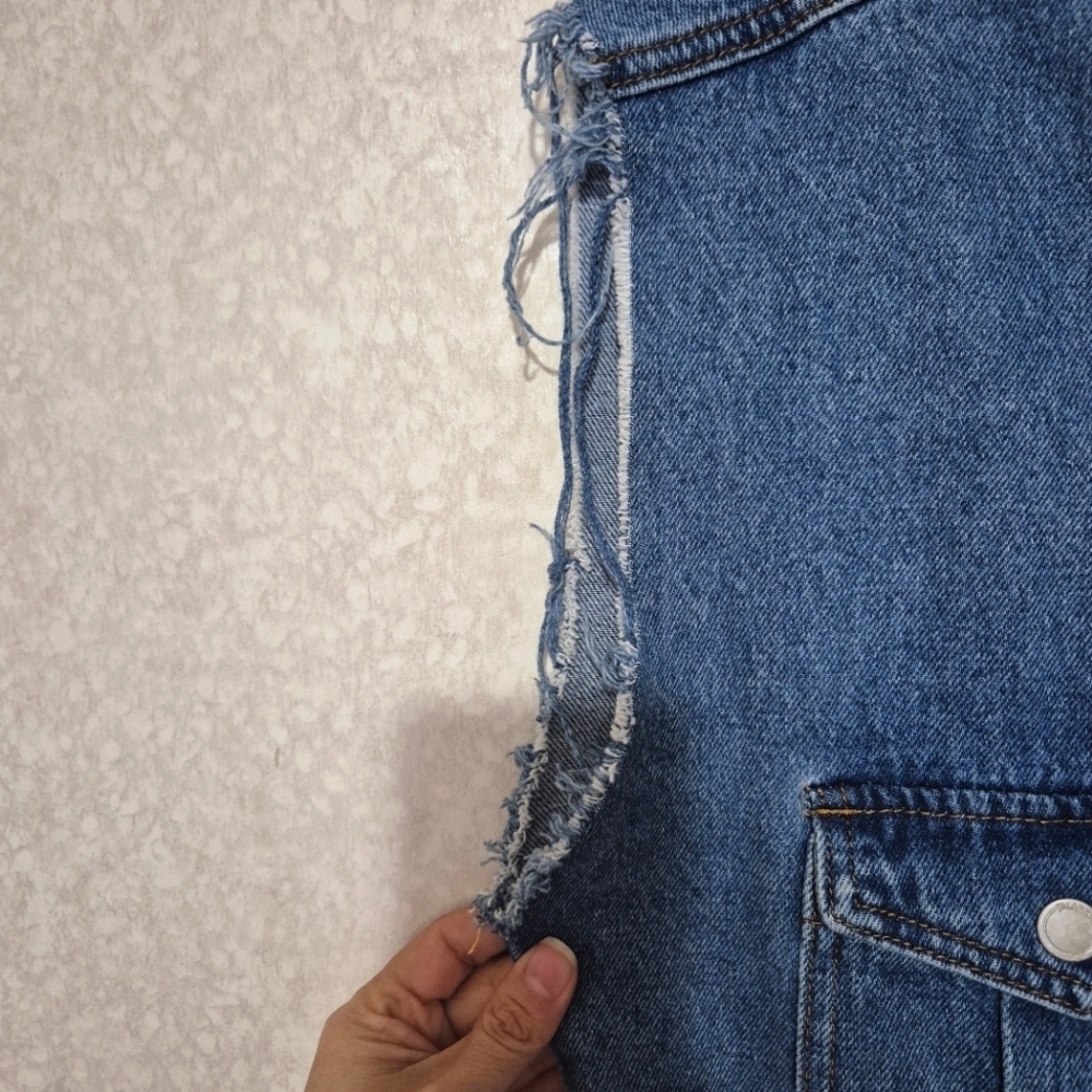 Blank NYC Blue Denim Jumpsuit with V-Neck and Tie Belt..SIZE:L - Picture 11 of 16